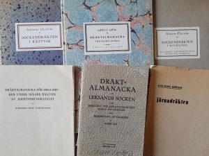 bokomslag draktlitteratur äldre böcker marmorerade eller enfärgade